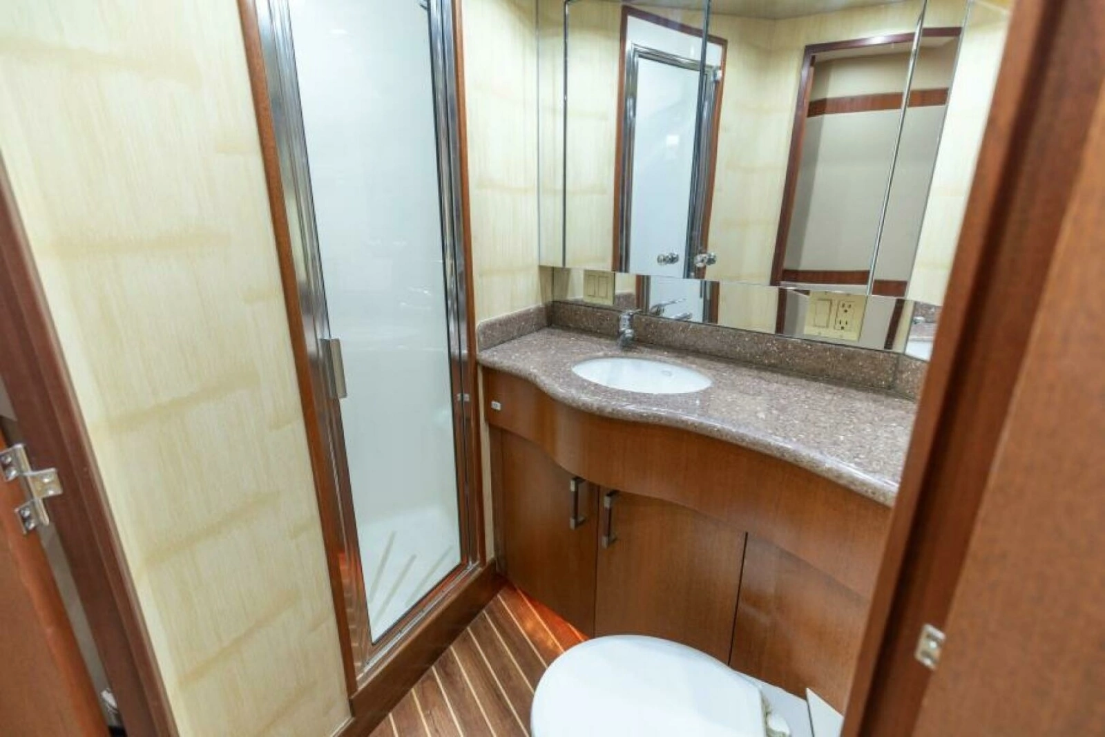 2008 Hatteras 60 Convertible  Guest Head