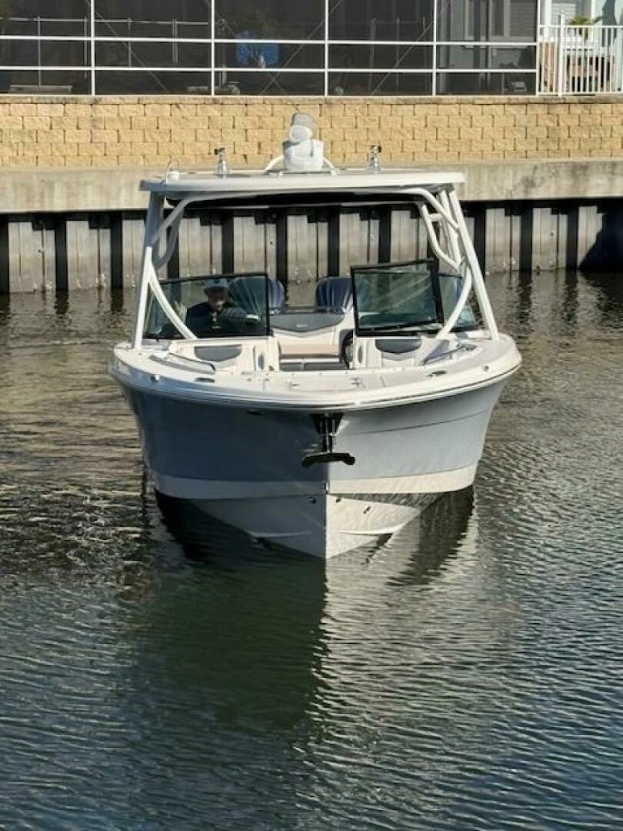 2021 Robalo R317 photo 24