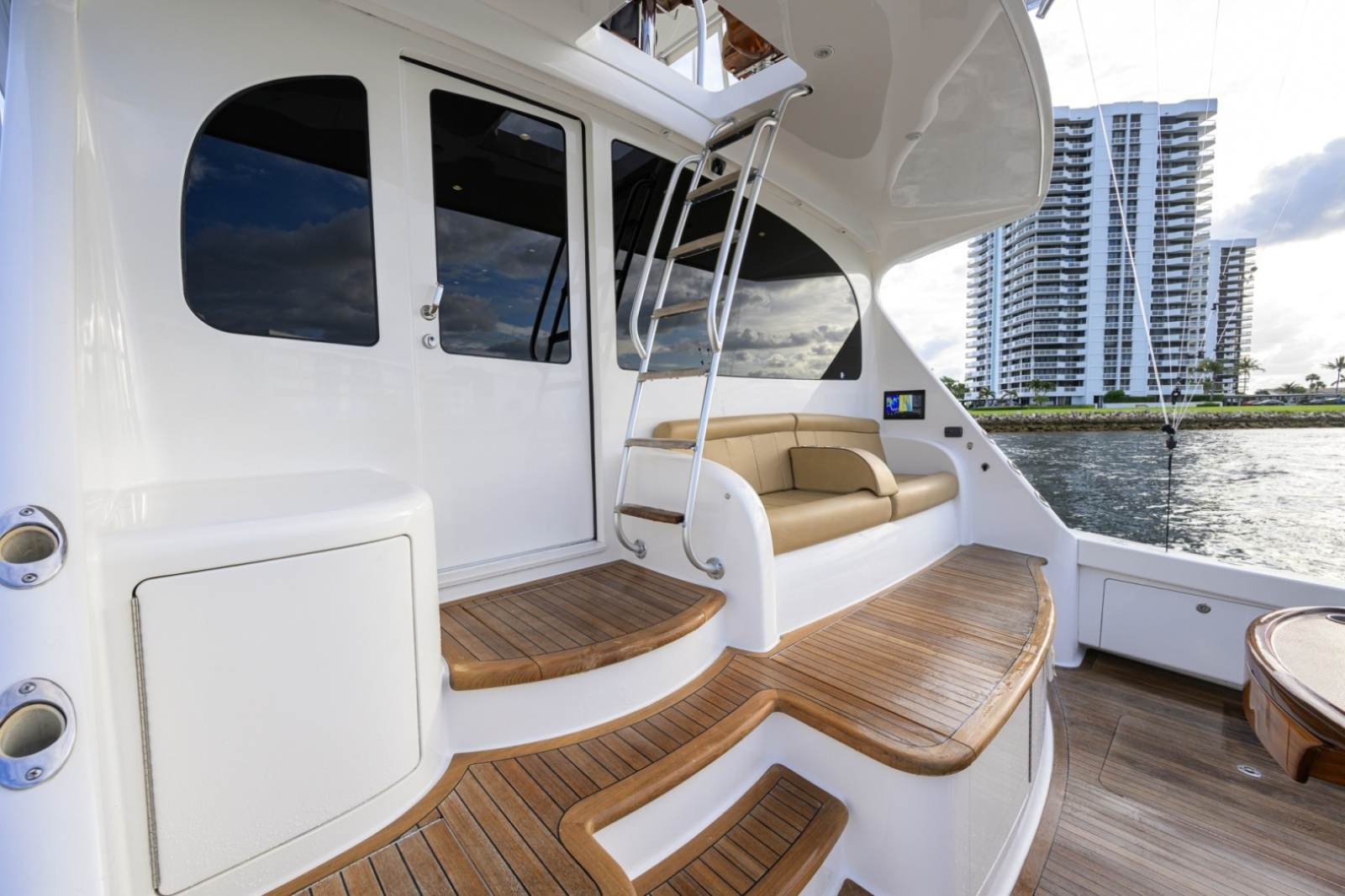 Viking 70 DESPERADO - Cockpit