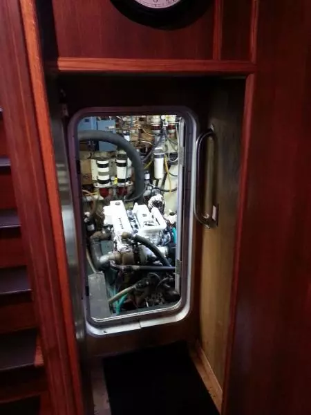 Diesel Duck  50 Engine room Campaionway