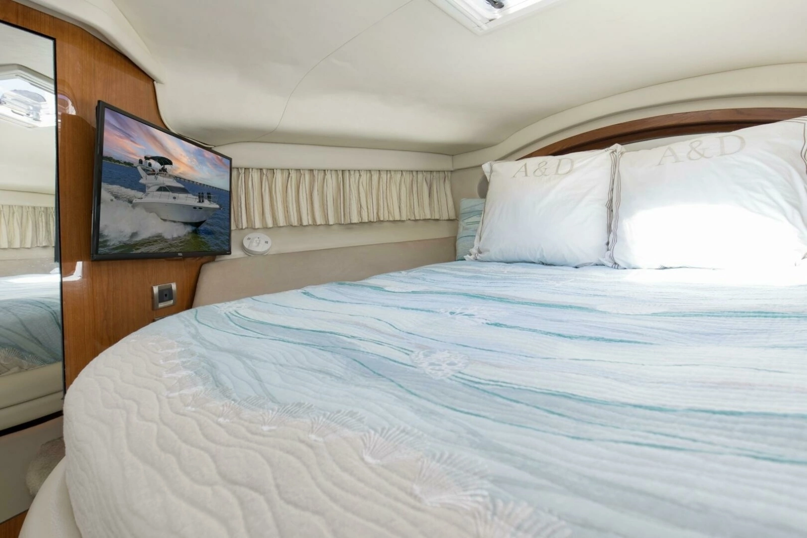 2000 40 Sea Ray 400 Sedan Bridge Silver Lining Primary Stateroom (1)