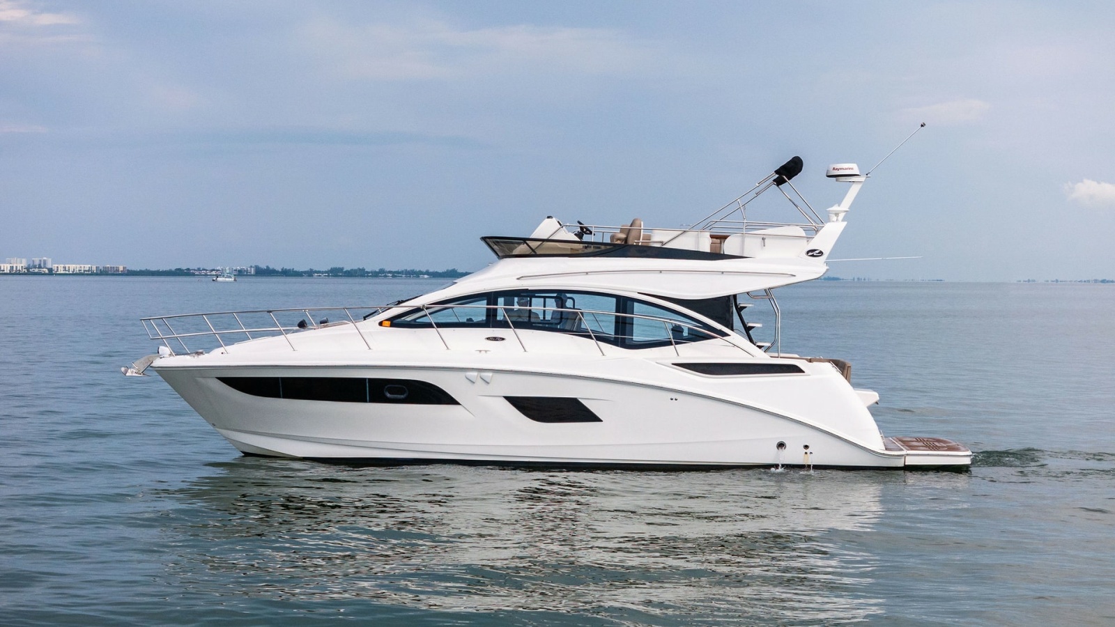 Side Profile of Sea Ray 400 Fly
