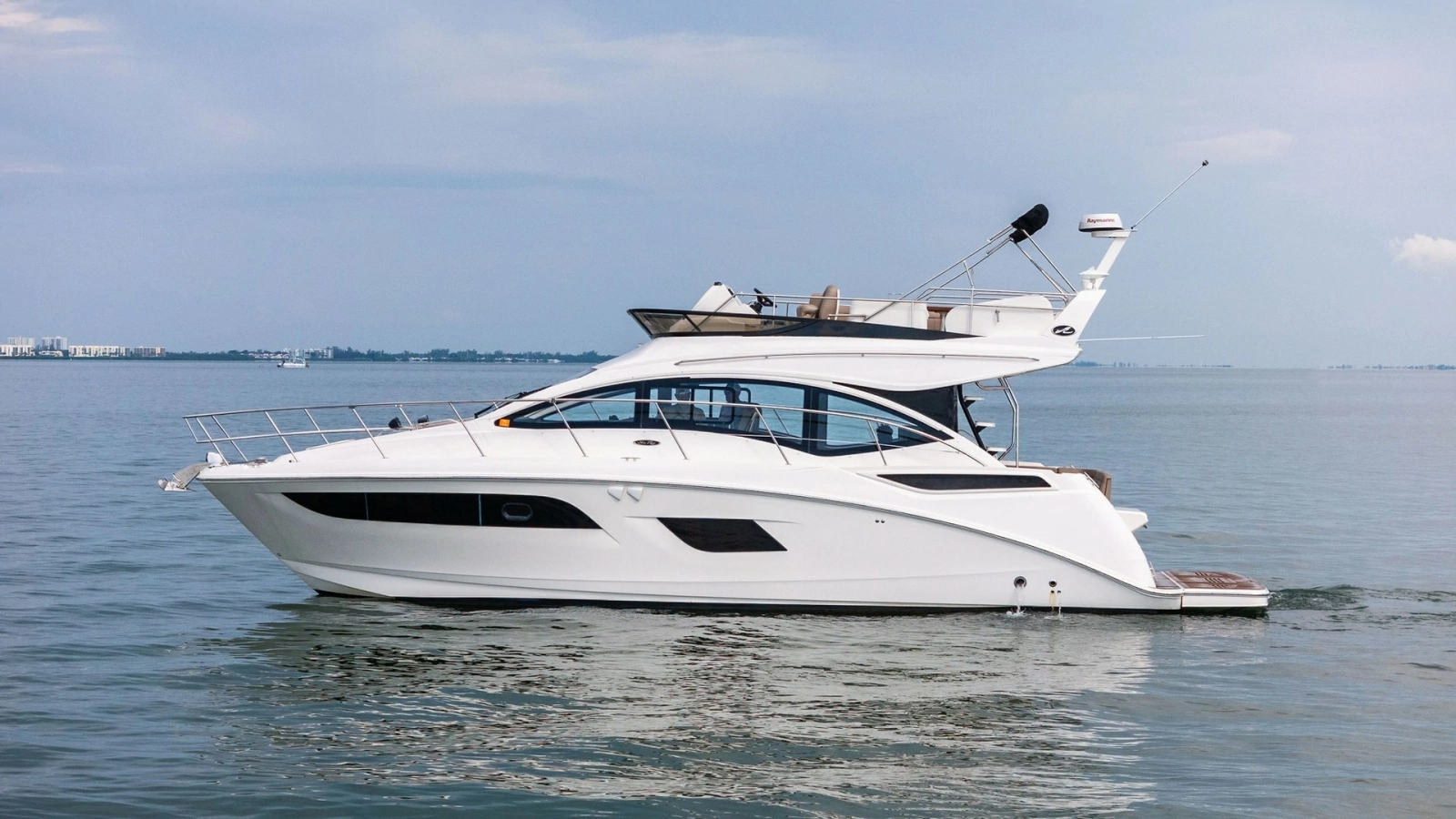 Side Profile of Sea Ray 400 Fly
