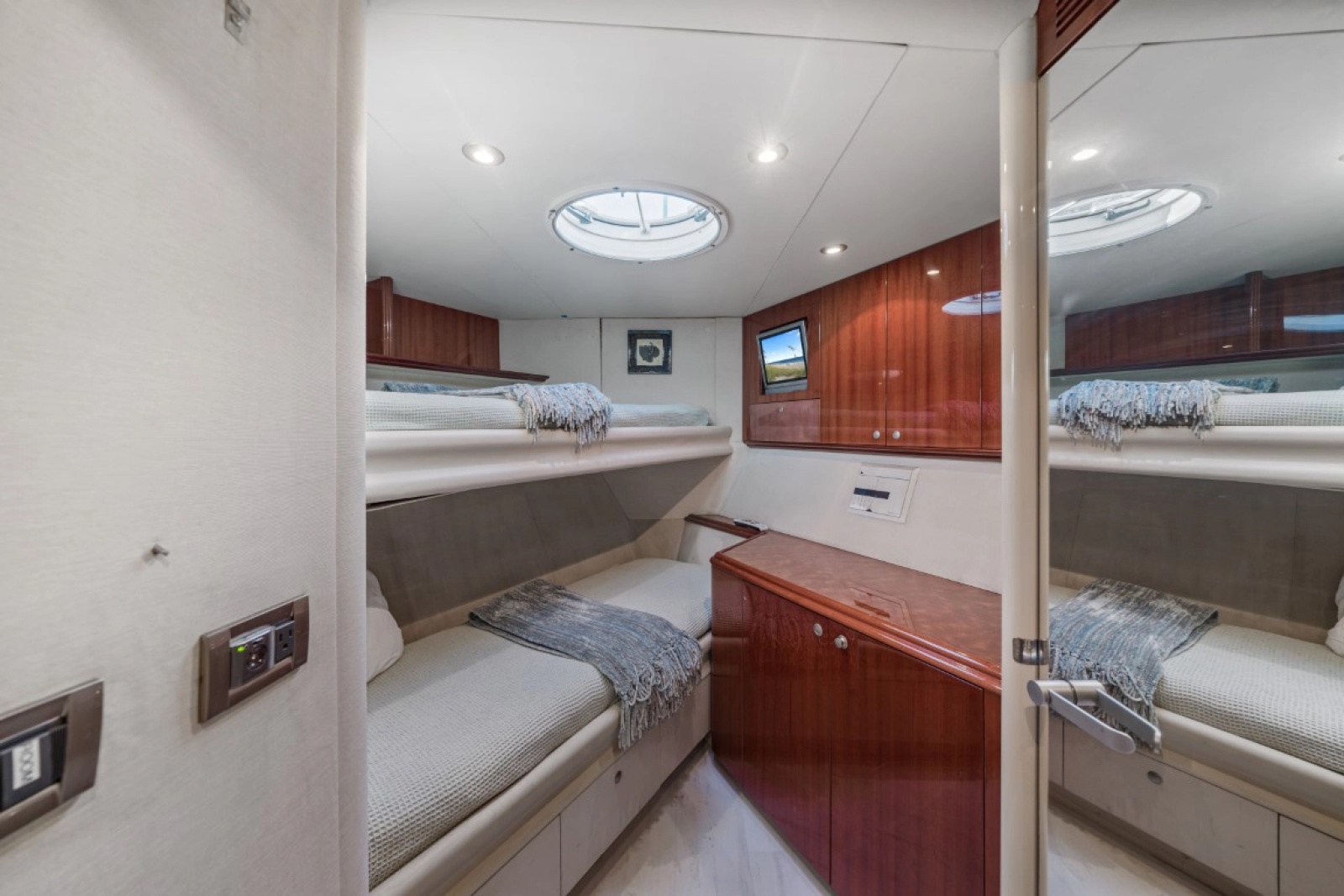 2004 Lazzara Yachts 80 Open Fly