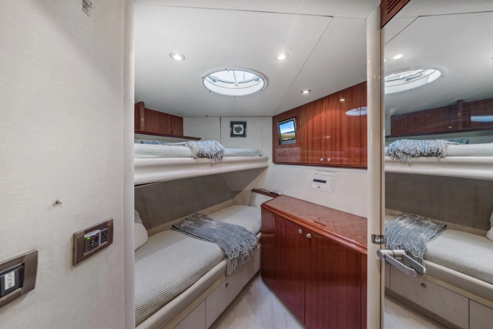 2004 Lazzara Yachts 80 Open Fly