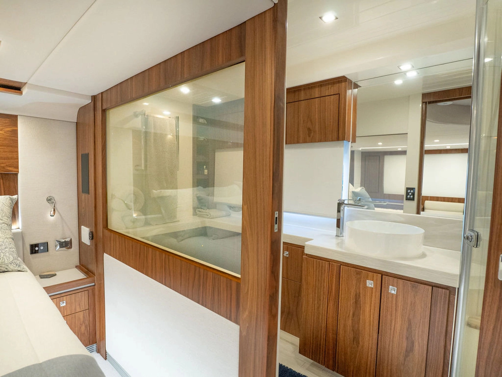 2023 Riviera 6000 Sport Yacht Platinum