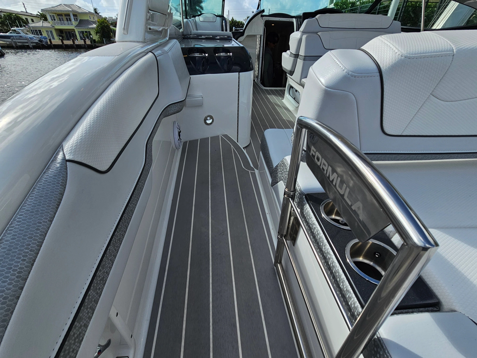 2023 Formula 350 Crossover Bowrider