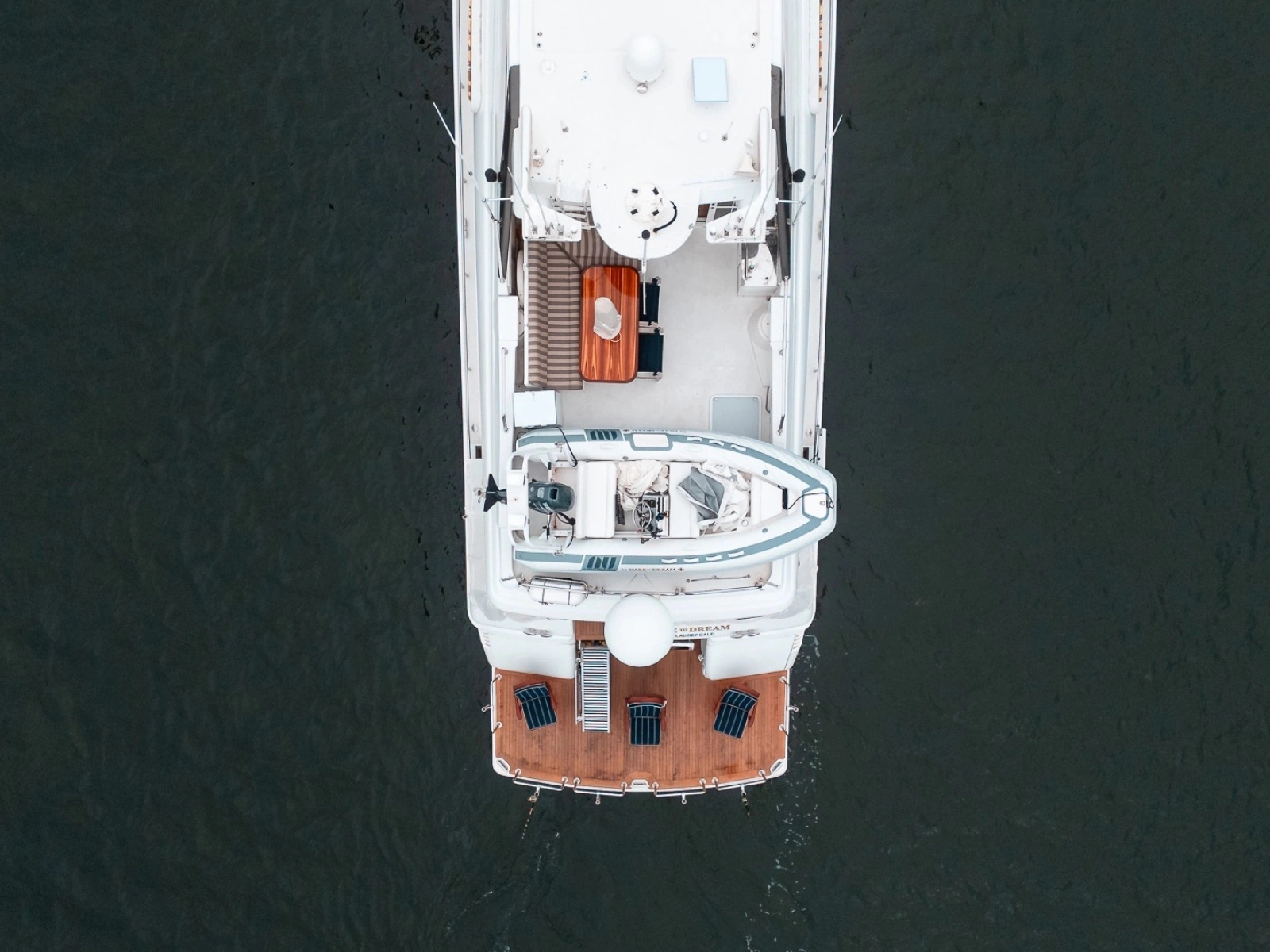 2000 Lazzara Yachts Skylounge