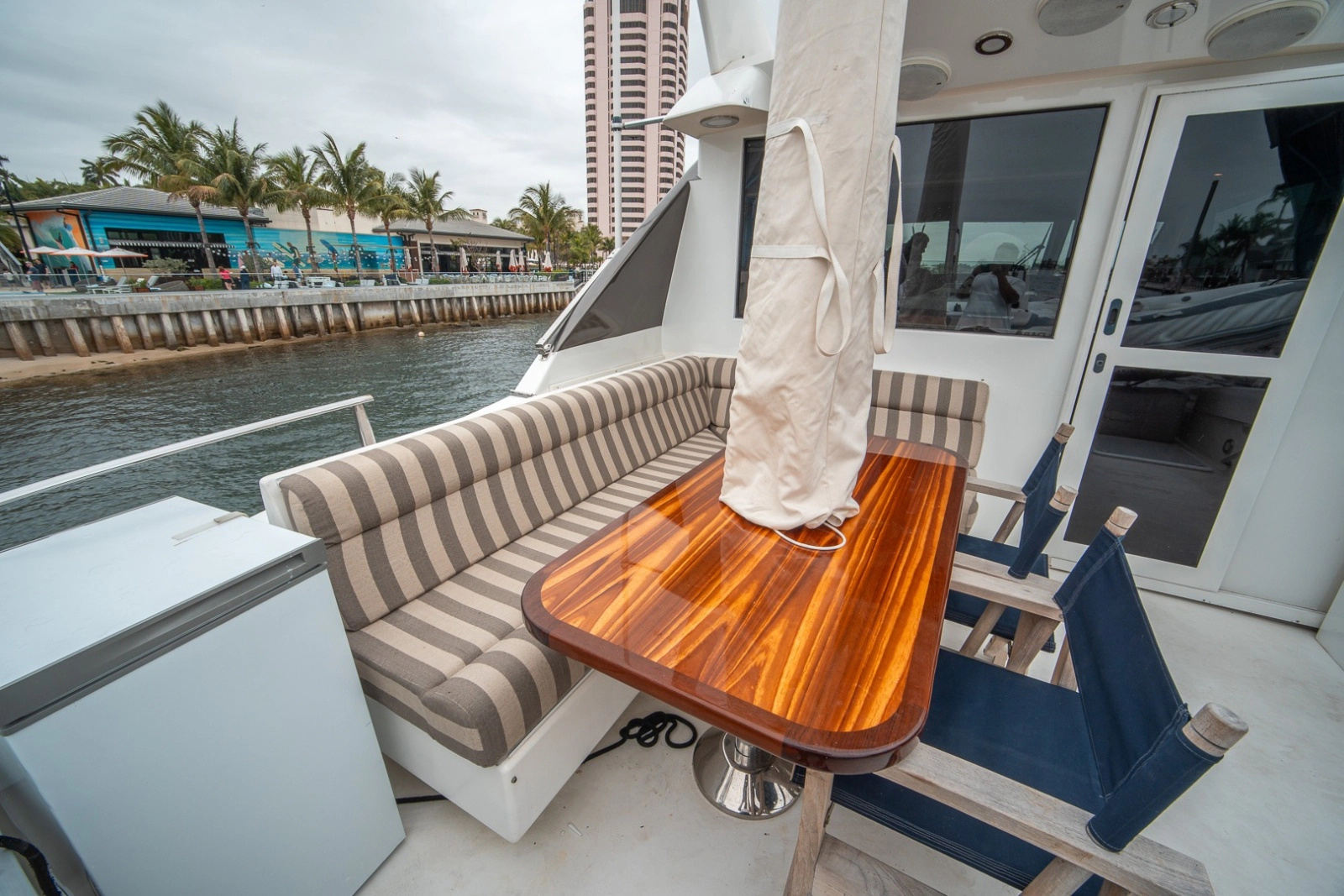2000 Lazzara Yachts Skylounge