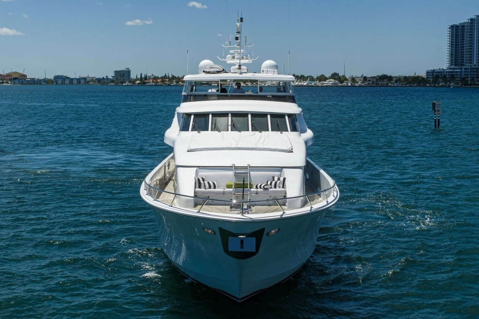 Hatteras 100 MAGIC - Bow Profile