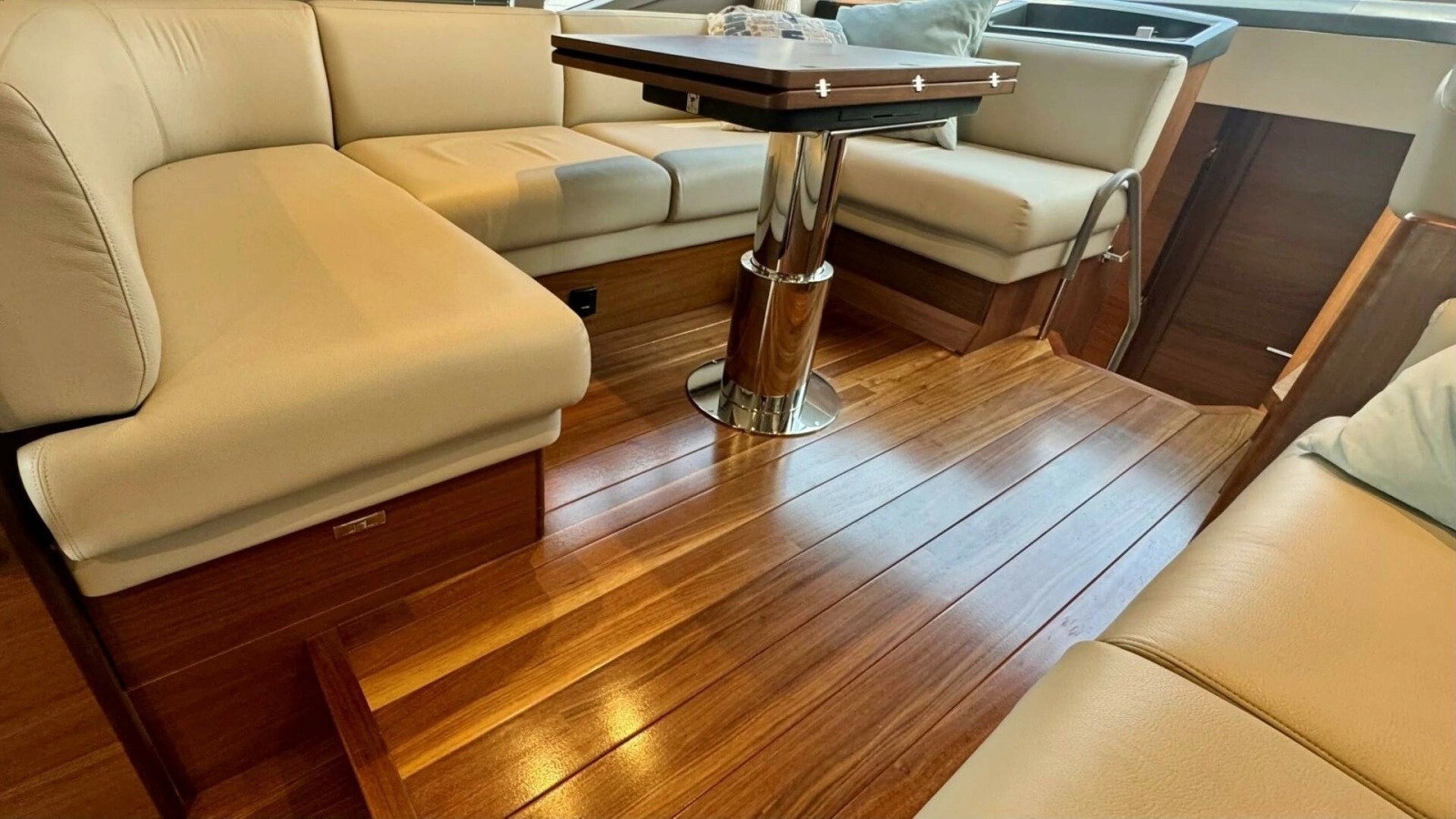 2025 Princess F50 Flybridge Salon