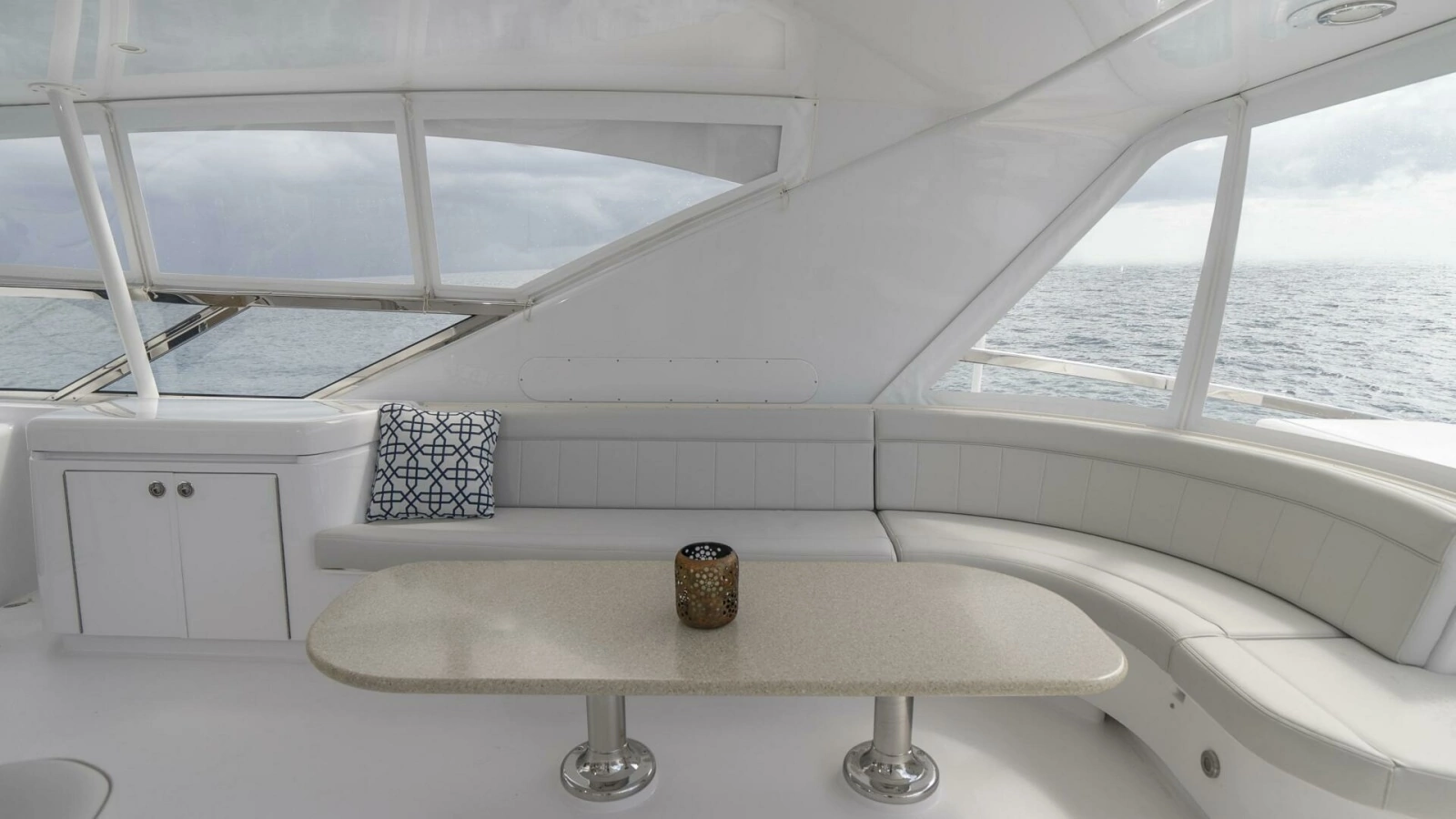 Hatteras 80 Gallopin- Flybridge Entertaining Area