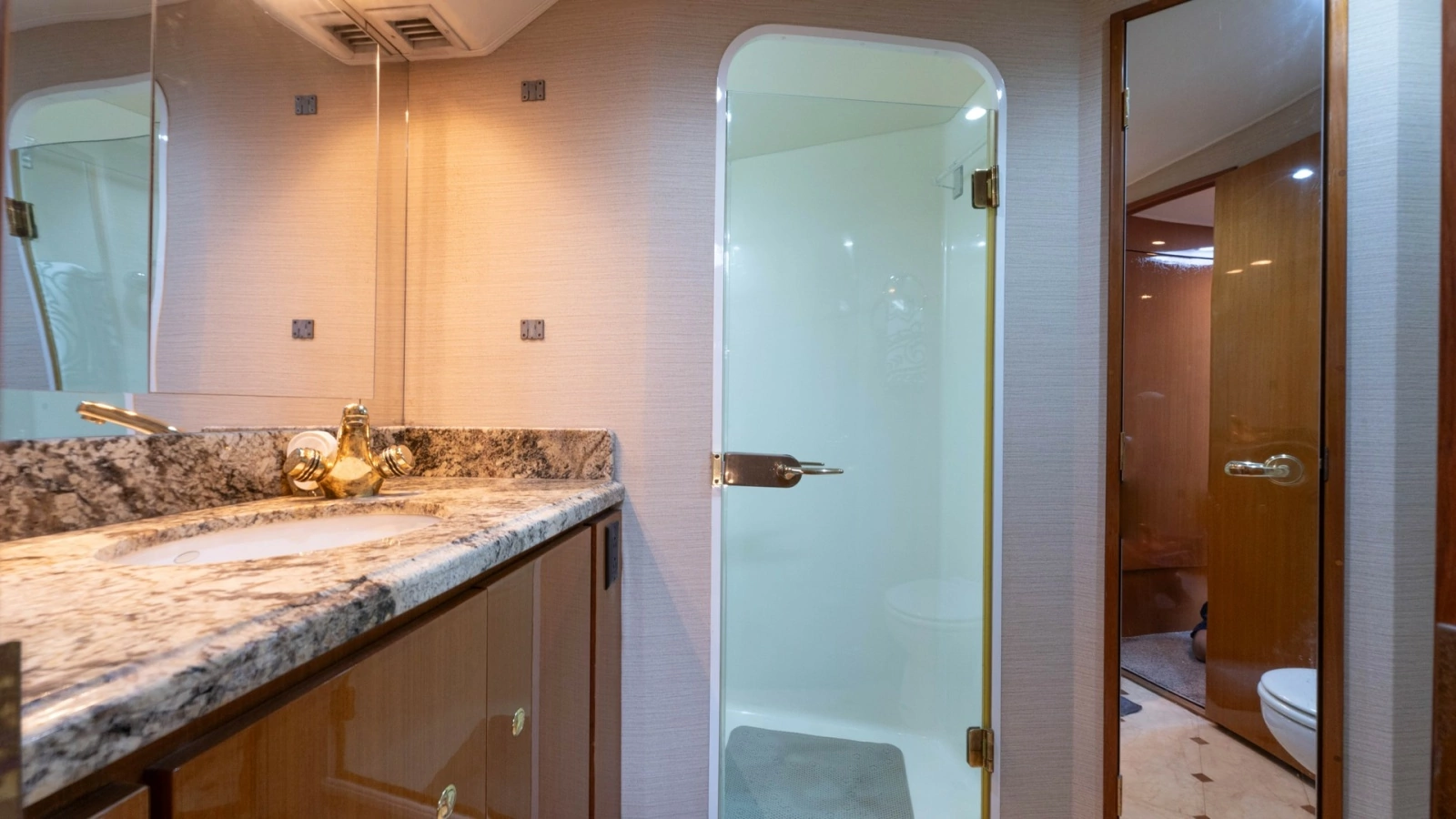 En Suite Bathroom with Shower
