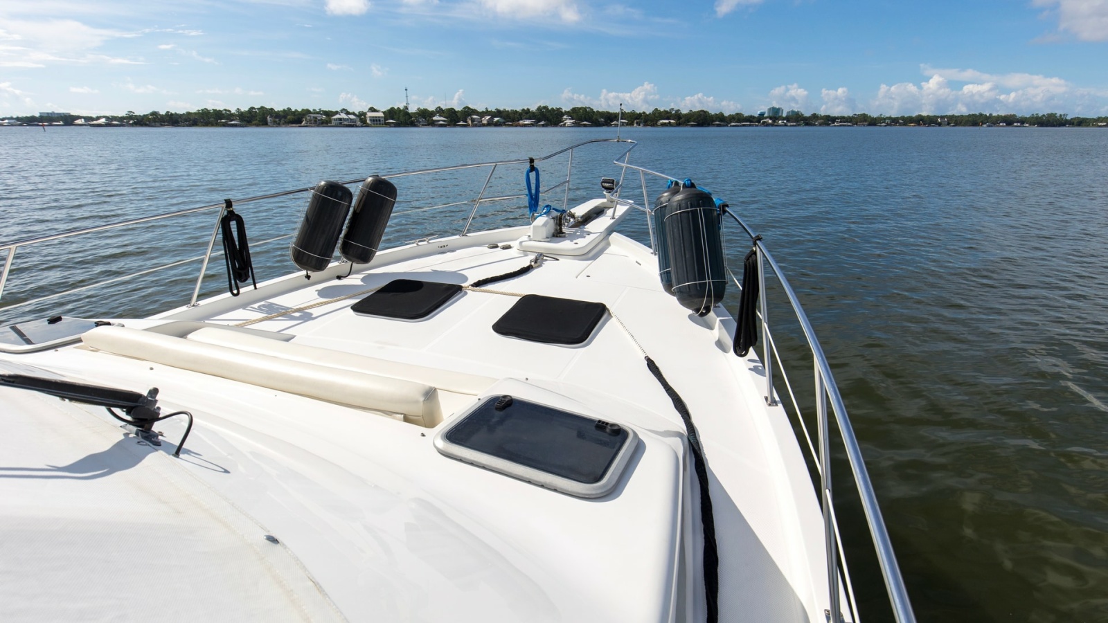 2007 Meridian 490 SE Pilothouse Trust Forward Deck (2)