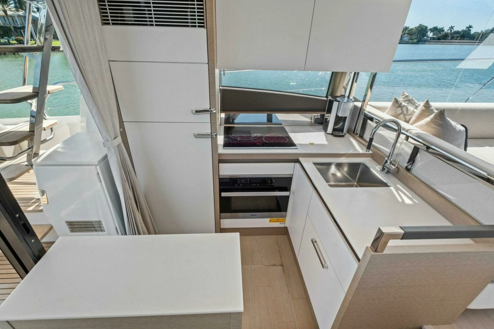 2022 Prestige 520 Flybridge