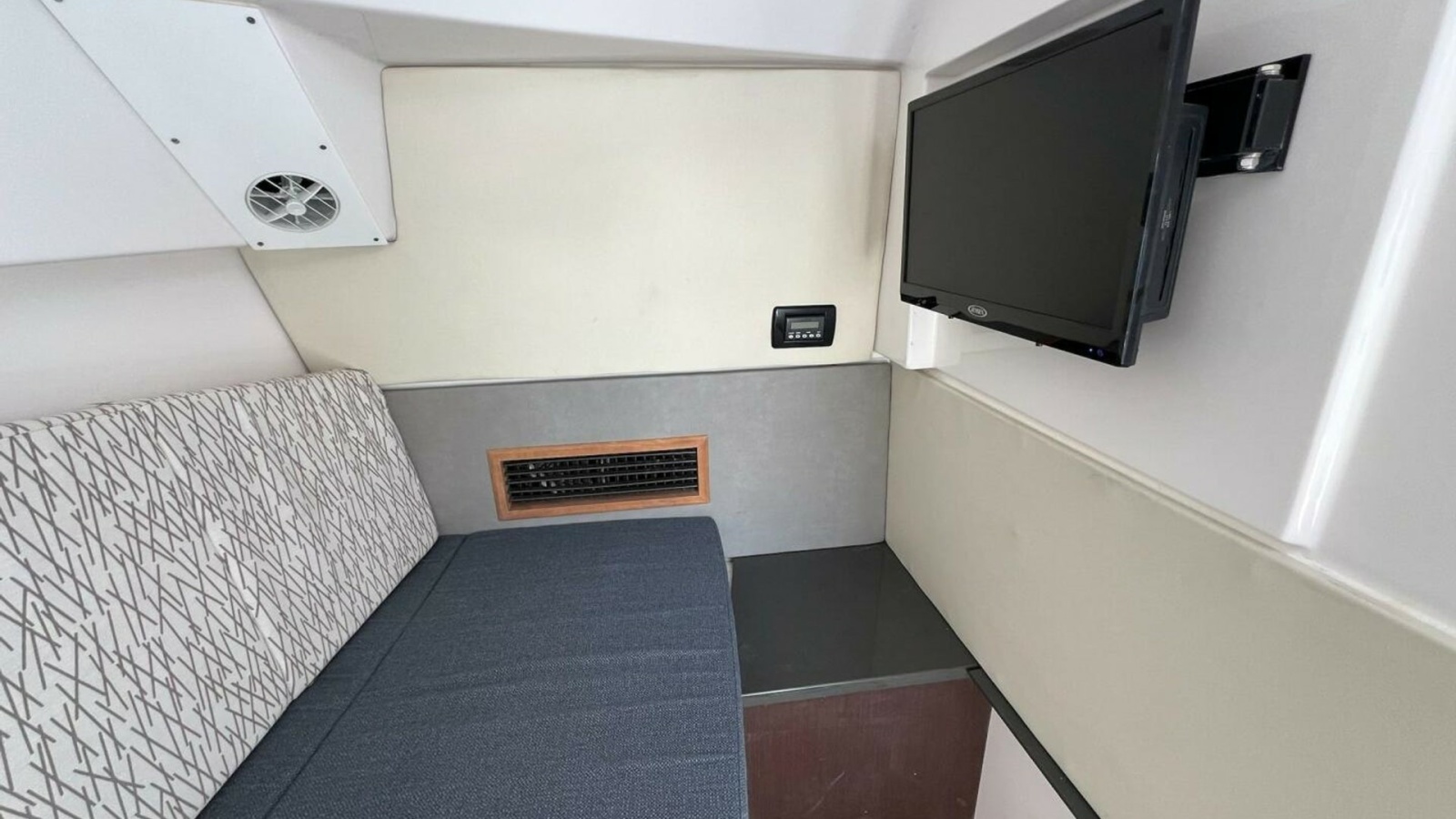 34' 2019 Everglades 340 Dual Console