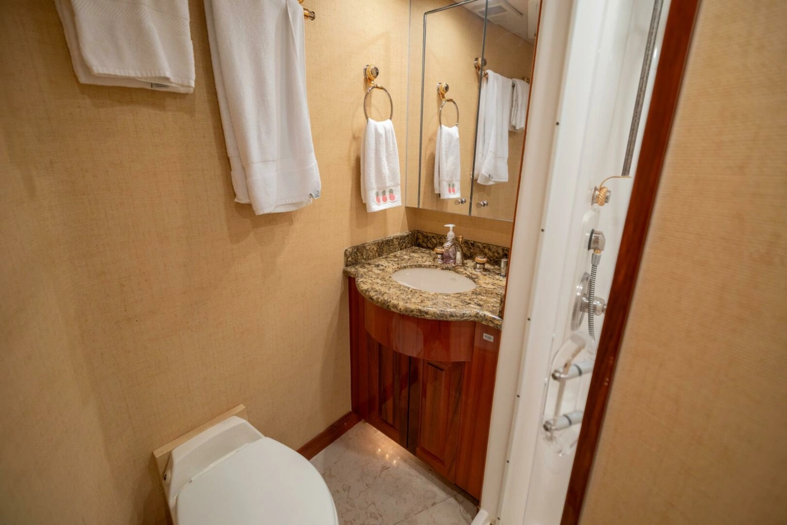 2005 Hatteras 68 Convertible photo 27