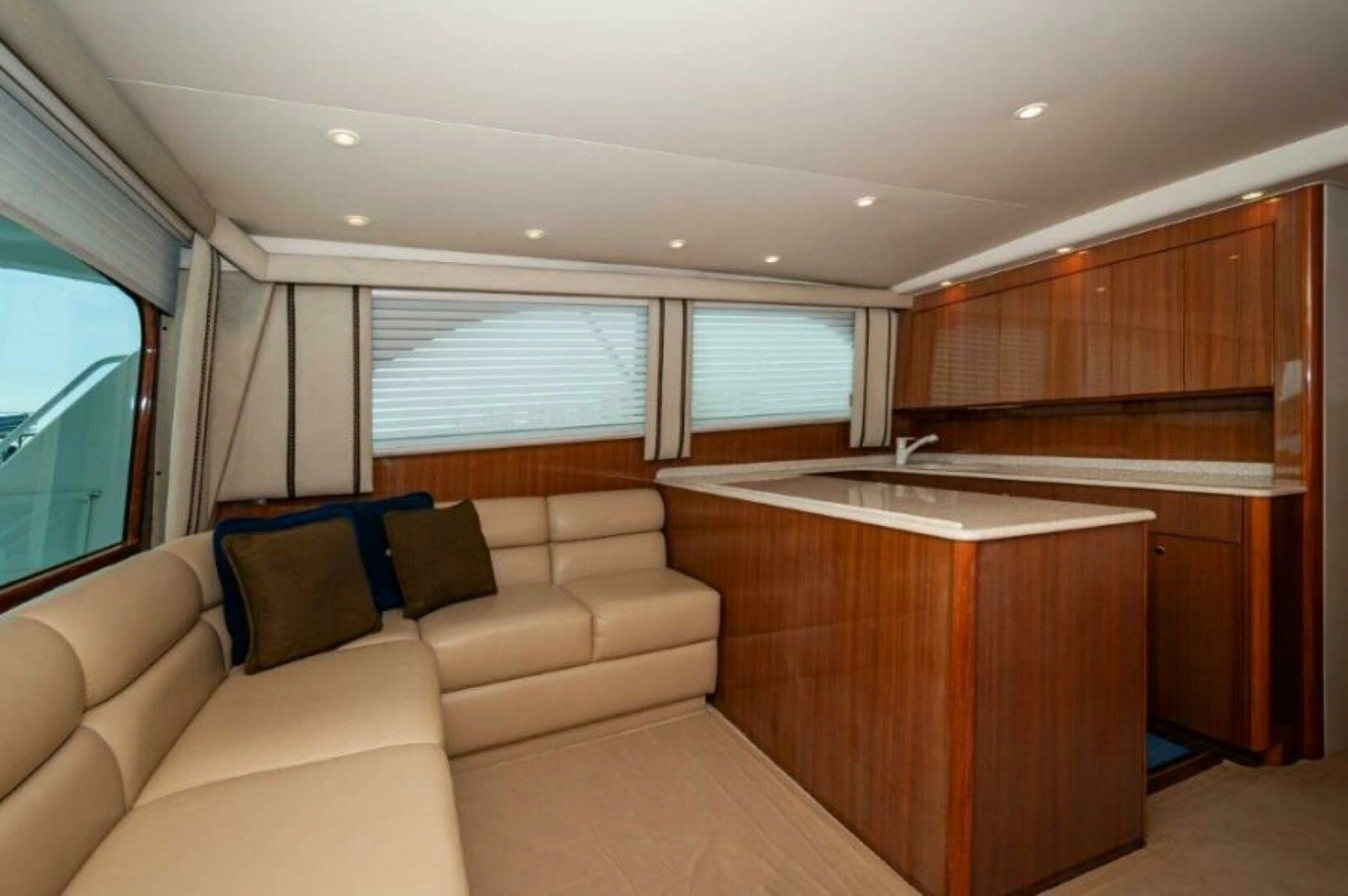 2006 45 Viking Convertible Salon (4)