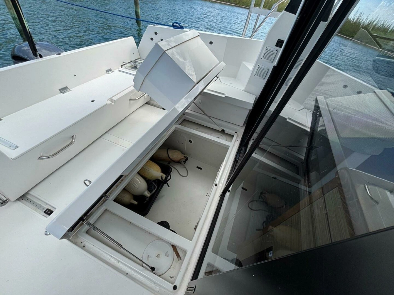 Jeanneau Knot Work'N - In Deck Storage