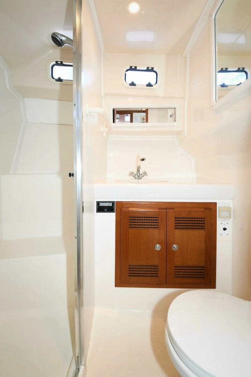 2001 35 Cabo Flybridge - VIKINGOS - Head