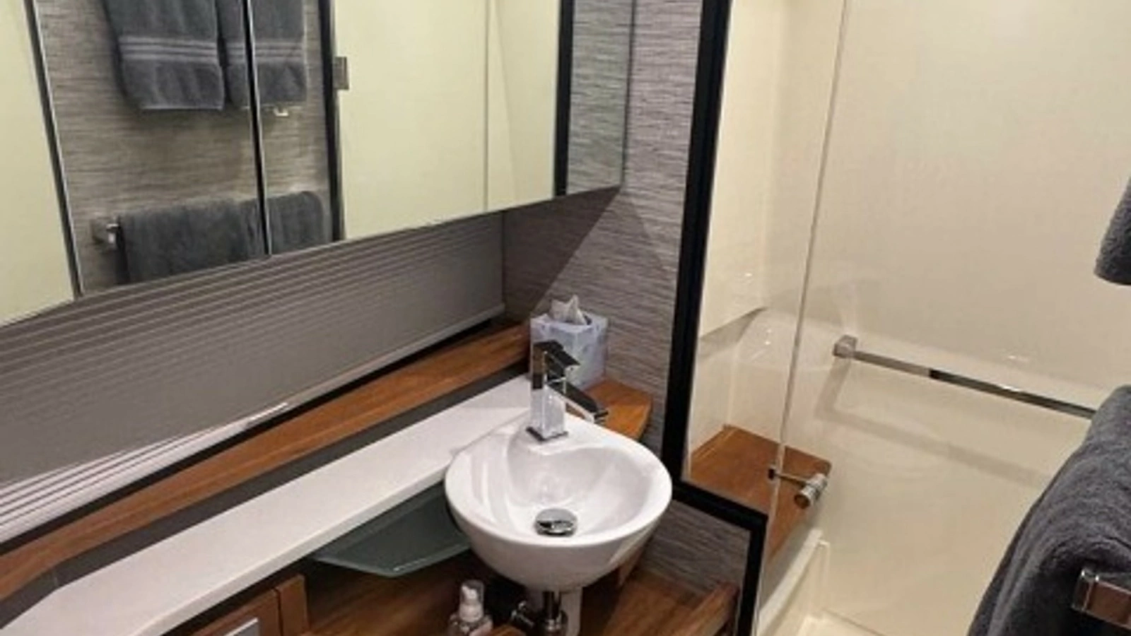 Elegant Bathroom with Modern Fixtures