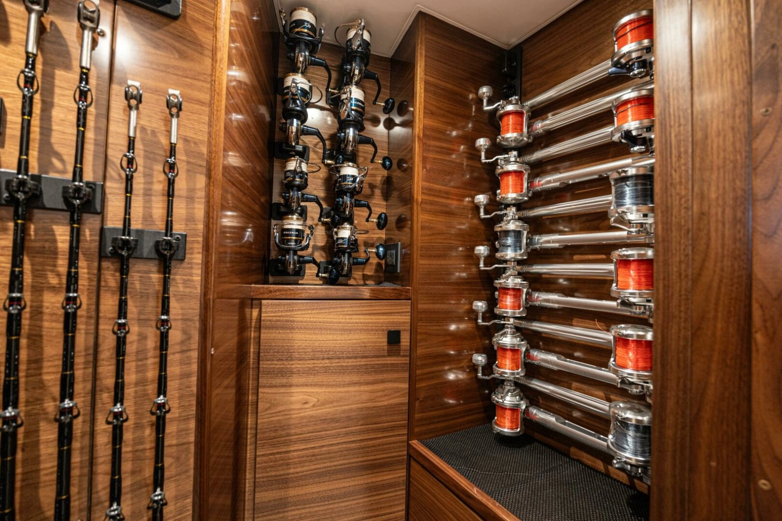 2025 82 Viking Convertible Boujie Tackle Room (1)