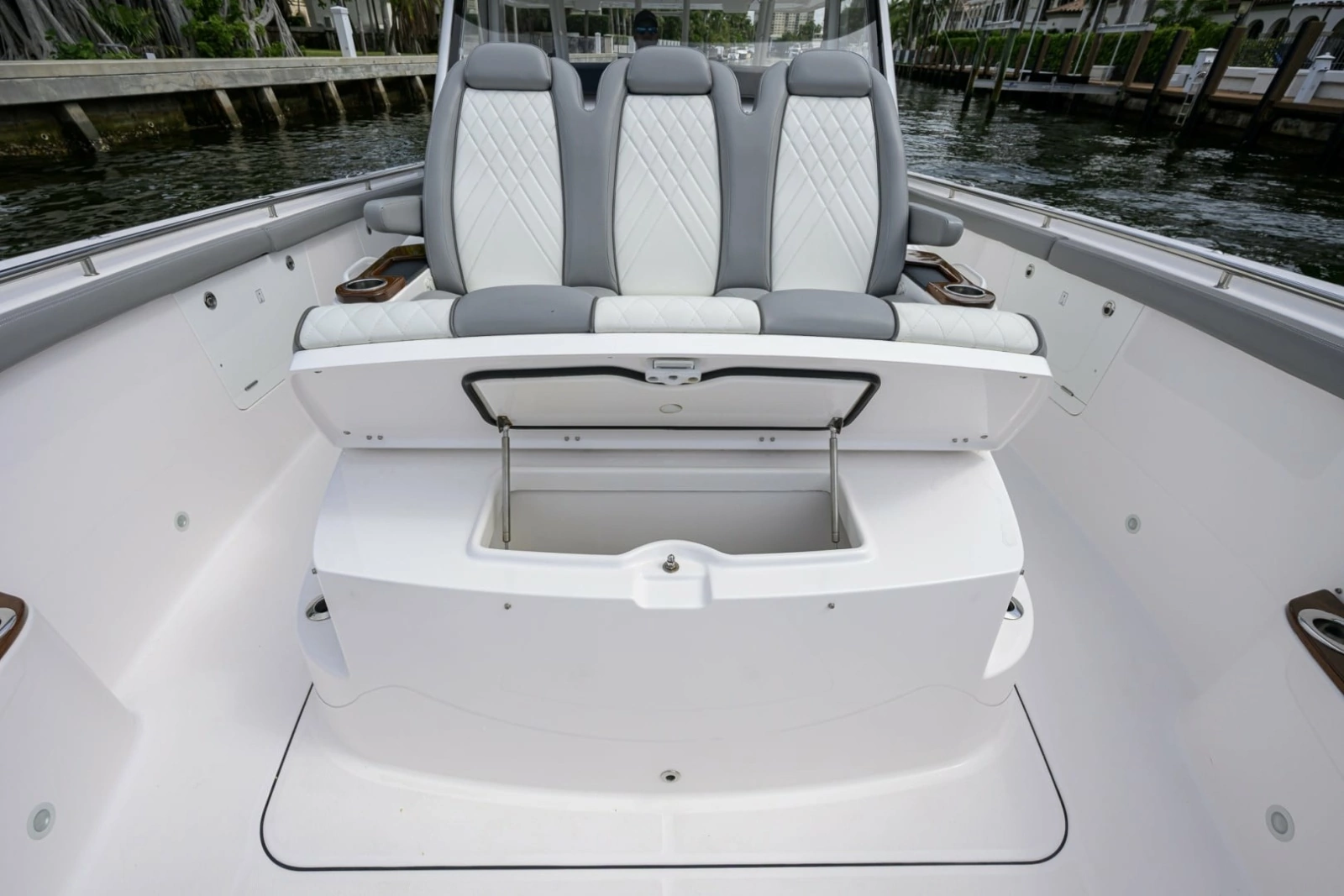 Everglades 45 GALLANT LADY - Bow