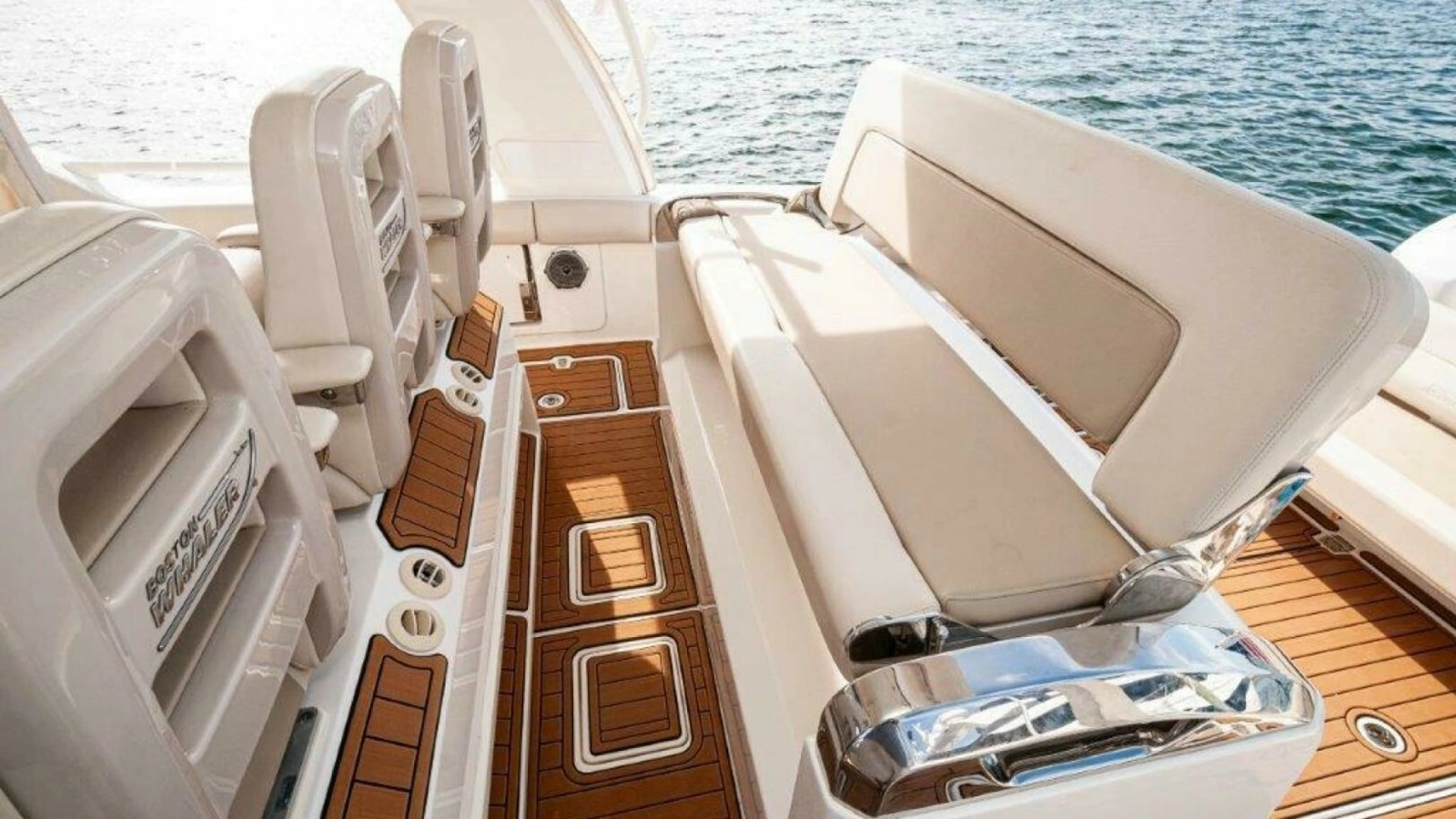 2018 42 Boston Whaler 420 Outrage The Tyder II Companion Seating (2)