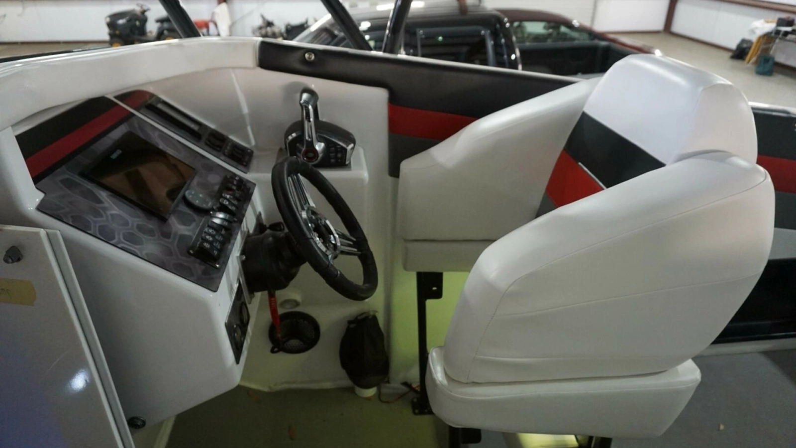 1998 32 Active Thunder 32 CC Ms. Rita Helm Seating (4)