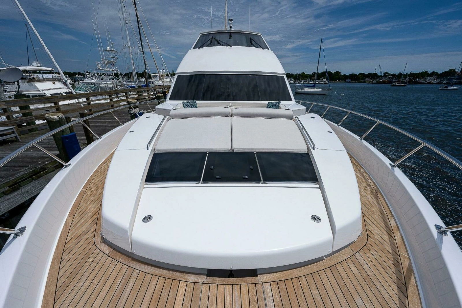 Viking 75 MIRAGE -  Bow