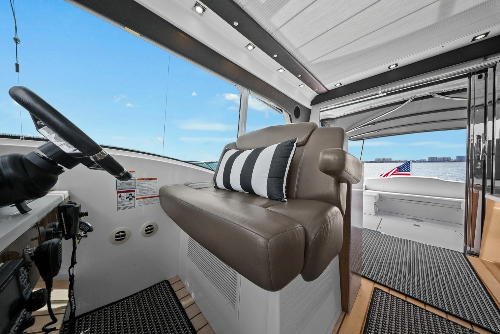 2014 Cruisers Yachts 48 Cantius