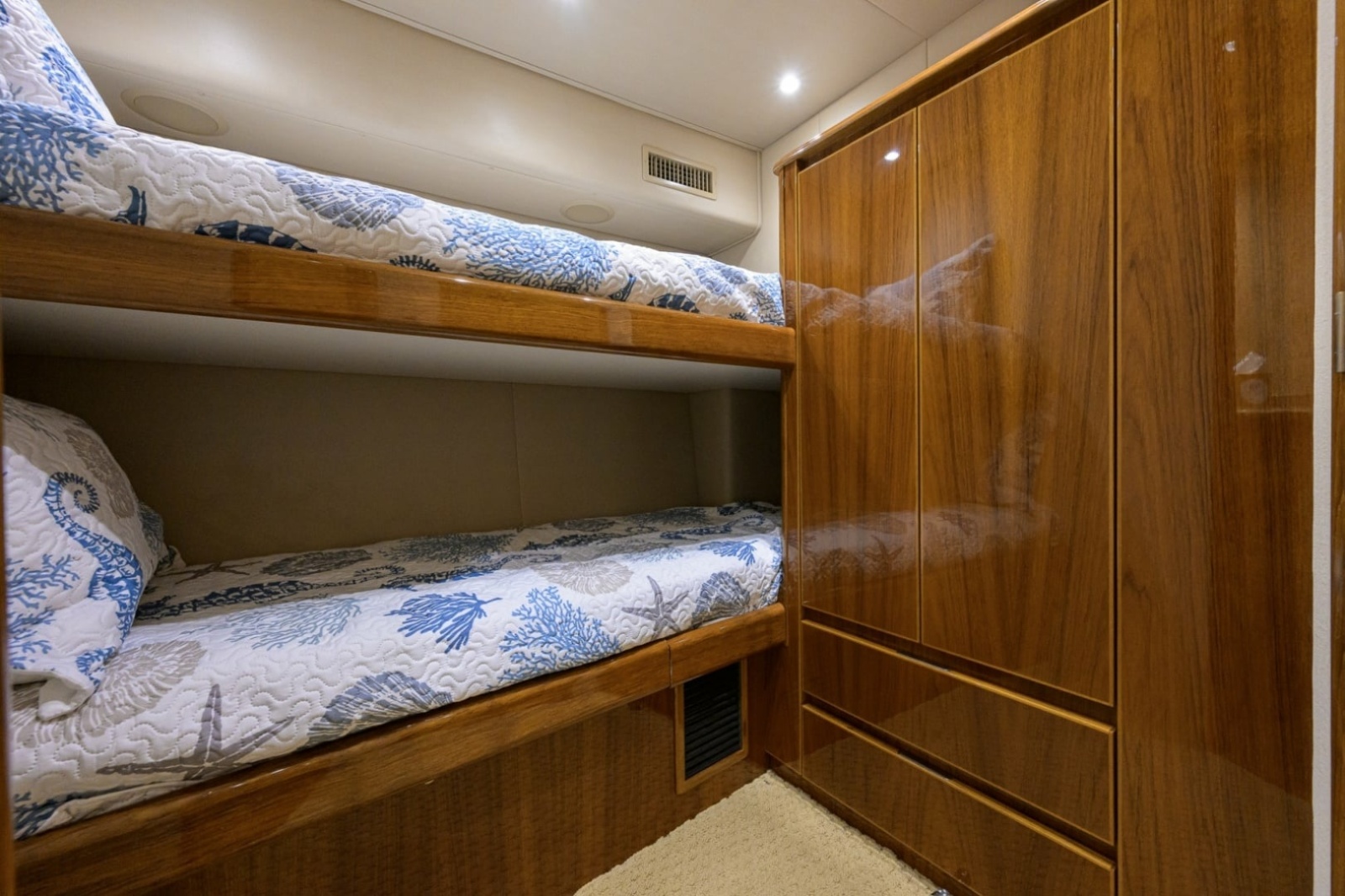 Viking 70 DESPERADO - Guest Stateroom