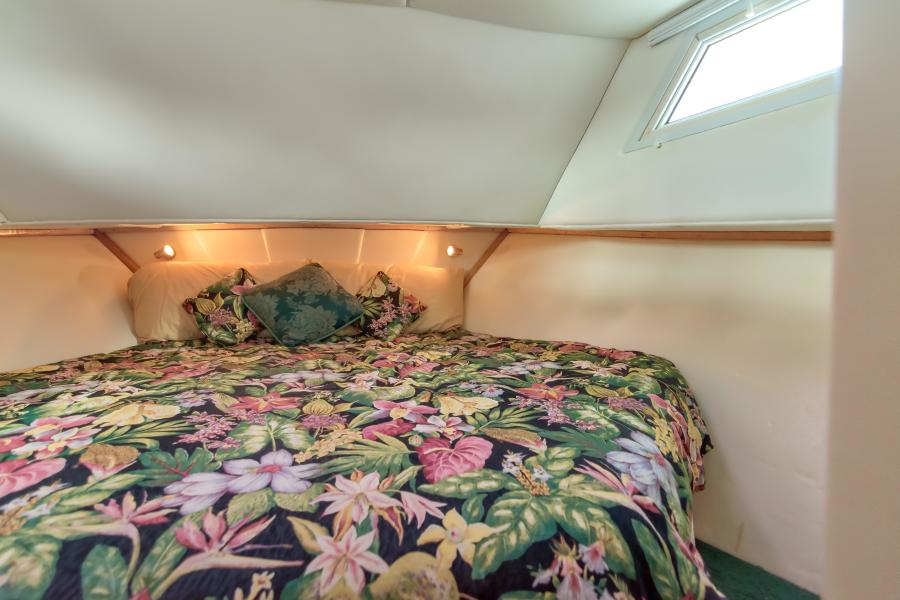 Forward stateroom starboard