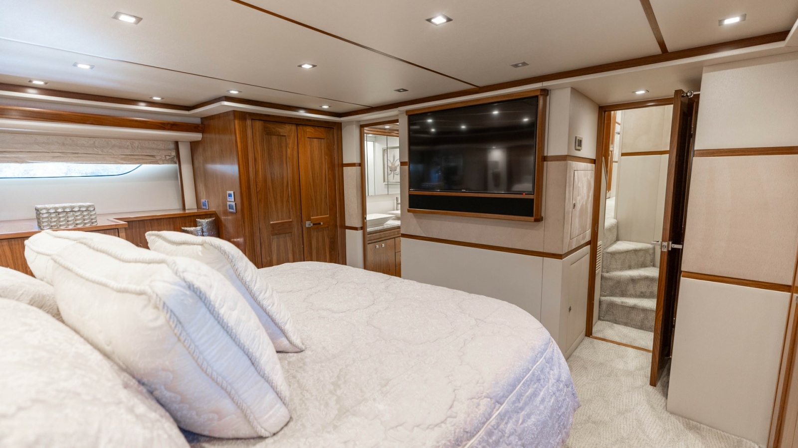 80' 2016 Viking 80 Convertible