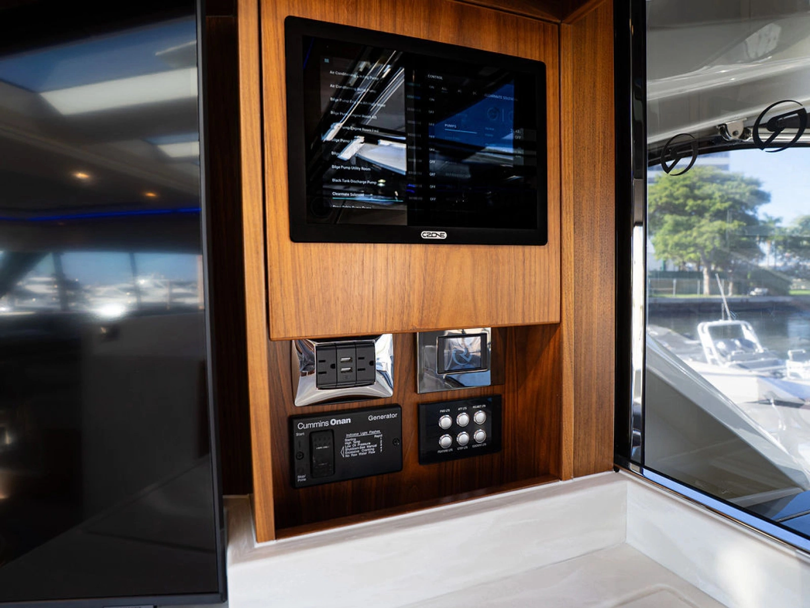 2023 Riviera 6000 Sport Yacht Platinum