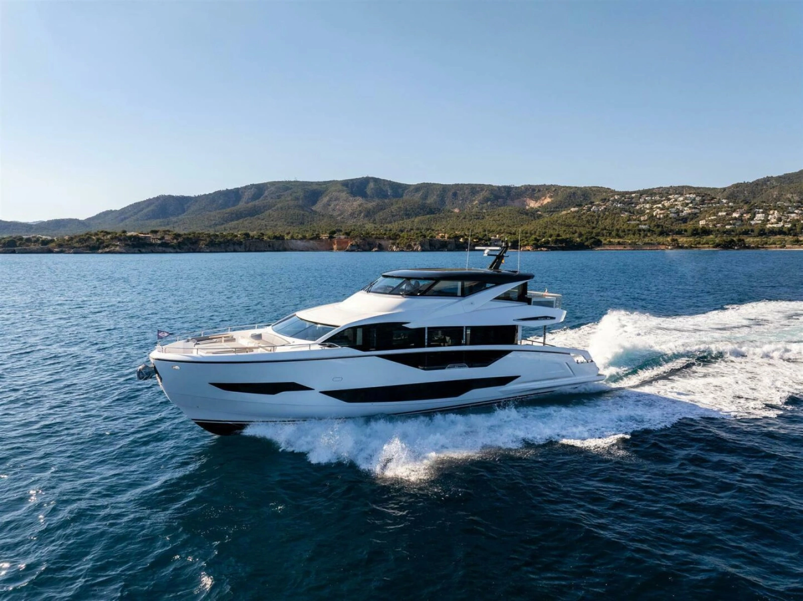 90 OCEAN ENCLOSED 90ft Sunseeker Yacht For Sale