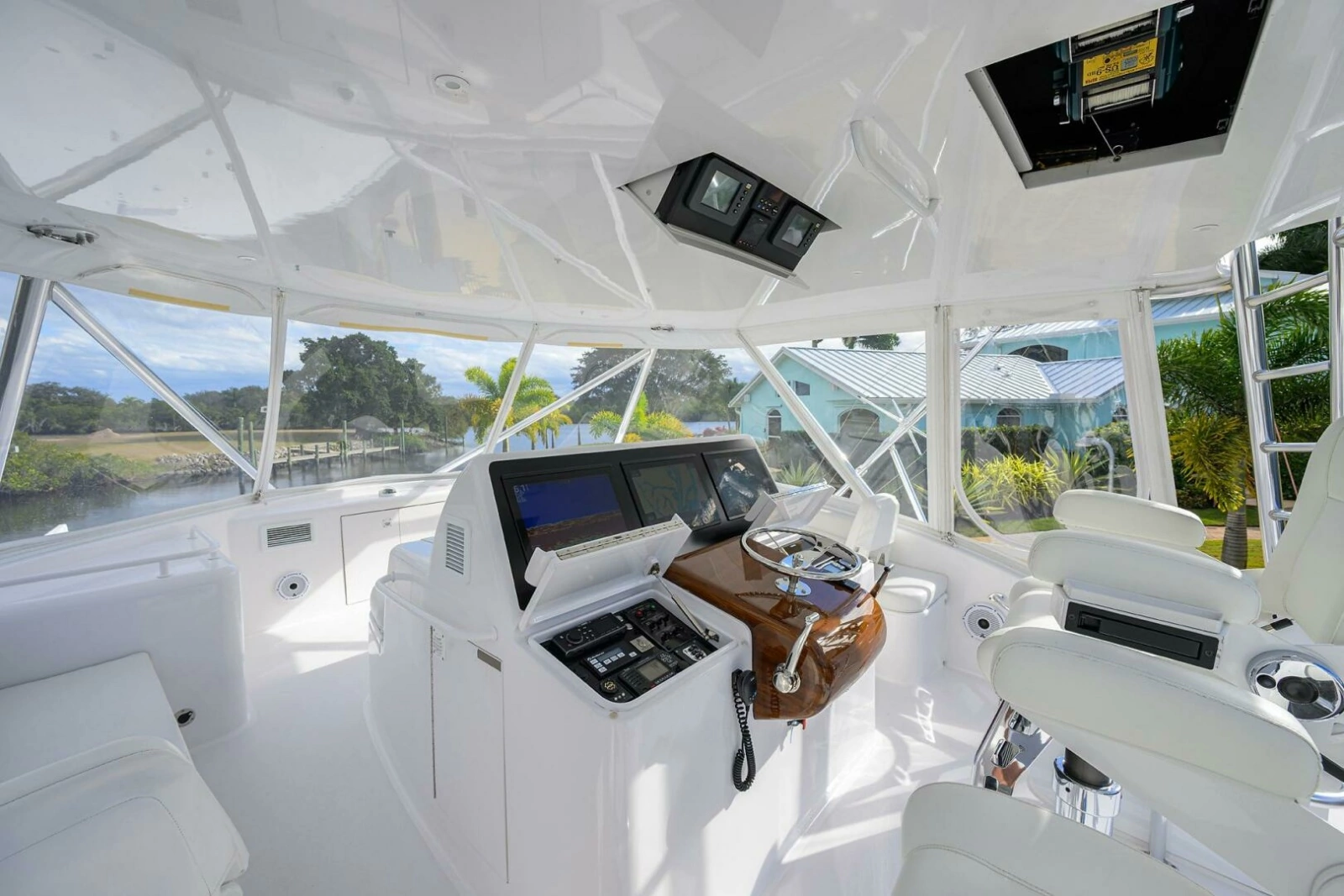Hatteras 63 Reelin N Dealin - Exterior Flybridge