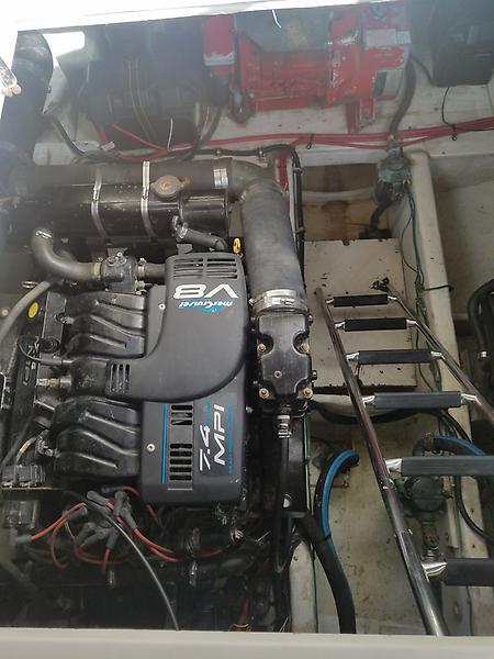 Maxum SCR 3700 STBD Engine.jpg