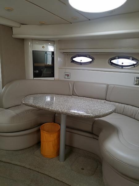 Maxum SCR 3700 Salon.jpg