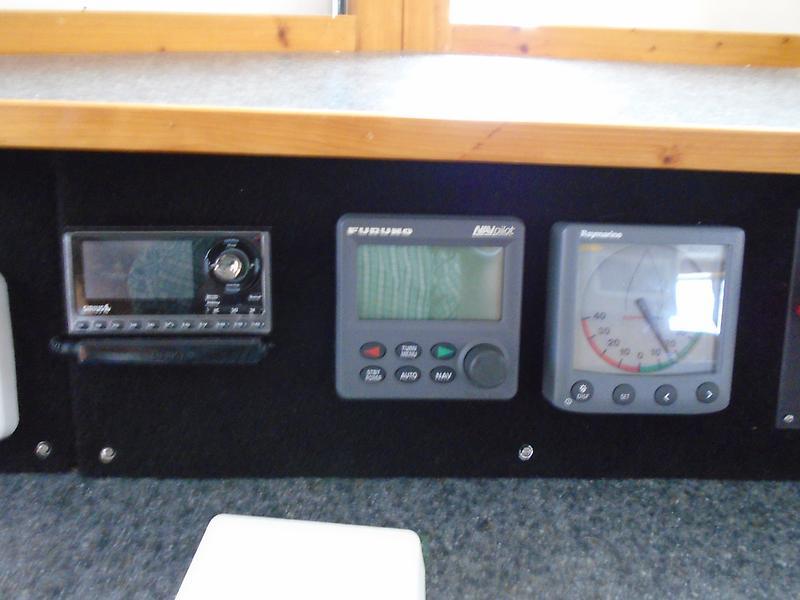 Sirius Radio, Autopilot, rudder angle indicator.JPG