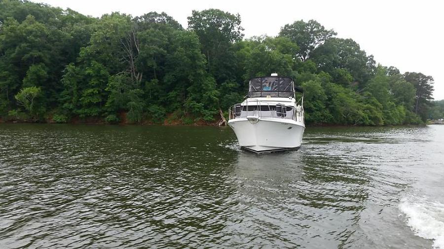 Tollycraft 39 sport forward port view.jpg