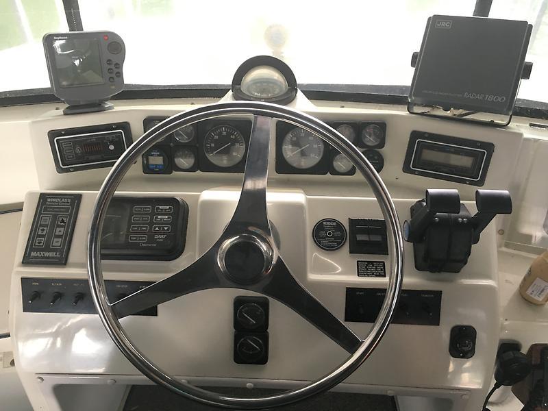 Tollycraft 39 sport helm 2.JPG