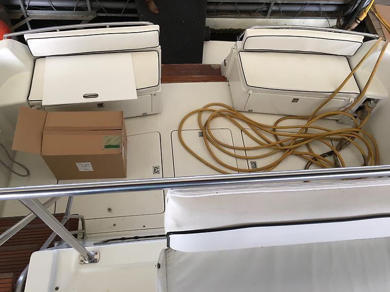 Tollycraft 39 sport aft deck.JPG