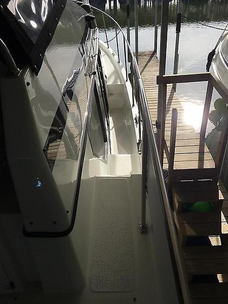 Tollycraft 39 sport Starboard walkway.JPG