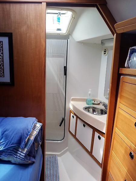 2001 Catalina 42 Master Stateroom Head 063017.jpg