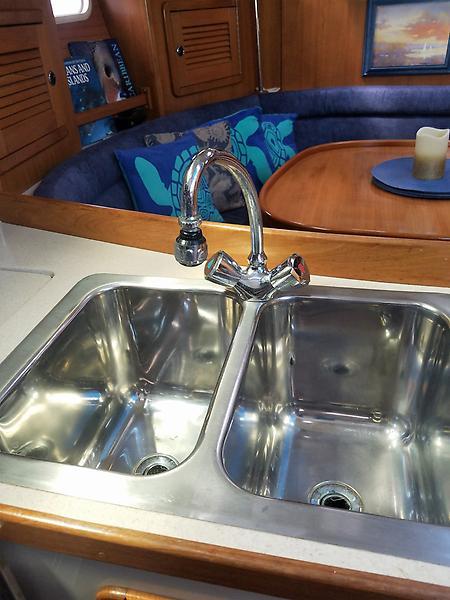 2001 Catalina 42 Samba Galley Double Stainless Steel Sinks 063017.jpg
