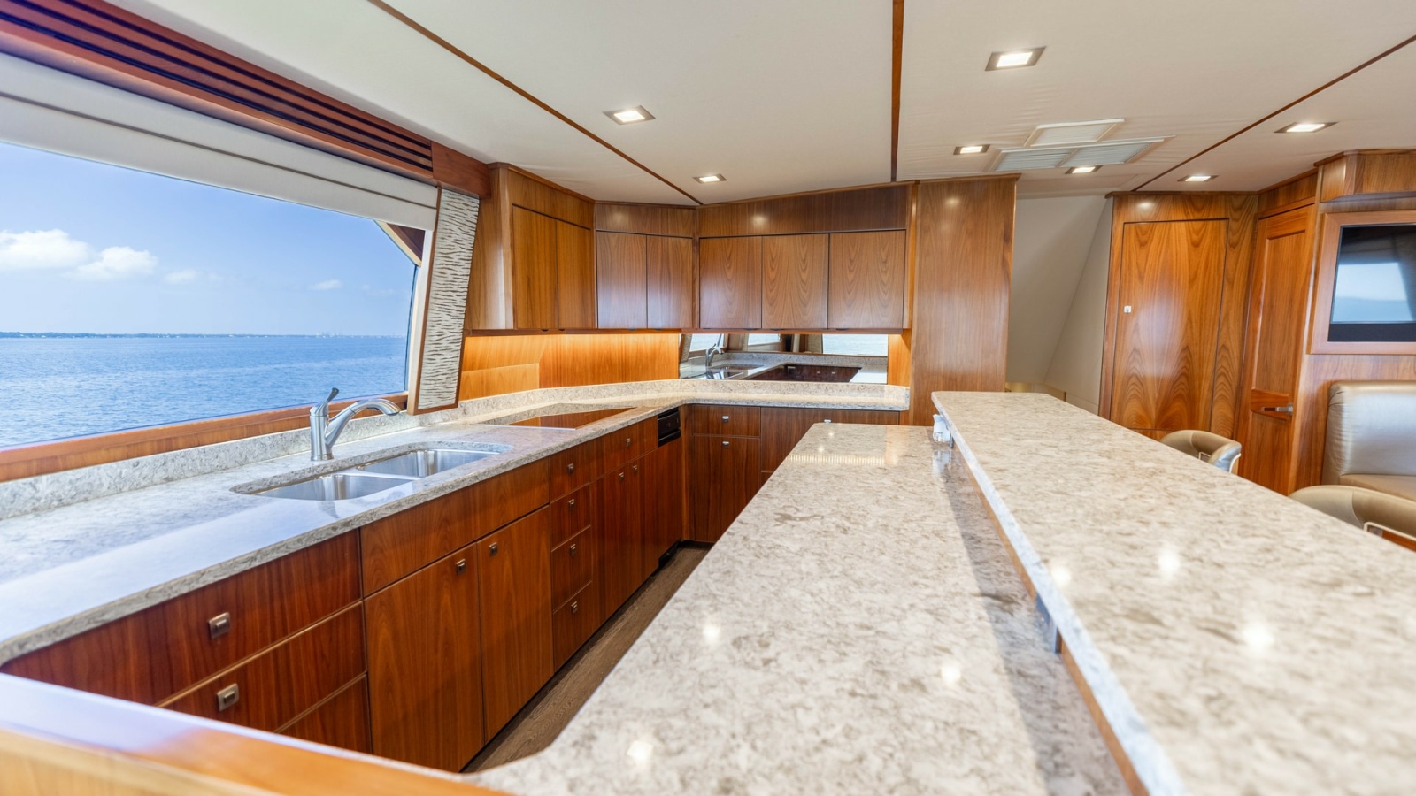 80' 2016 Viking 80 Convertible