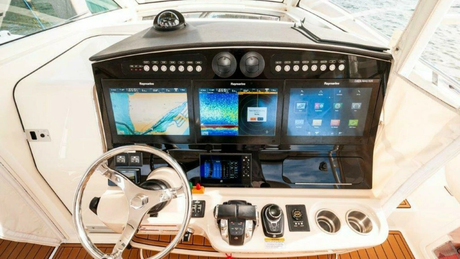 2018 42 Boston Whaler 420 Outrage The Tyder II Helm (3)