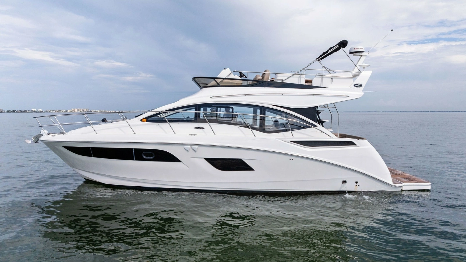 Profile View of Sea Ray 400 Fly