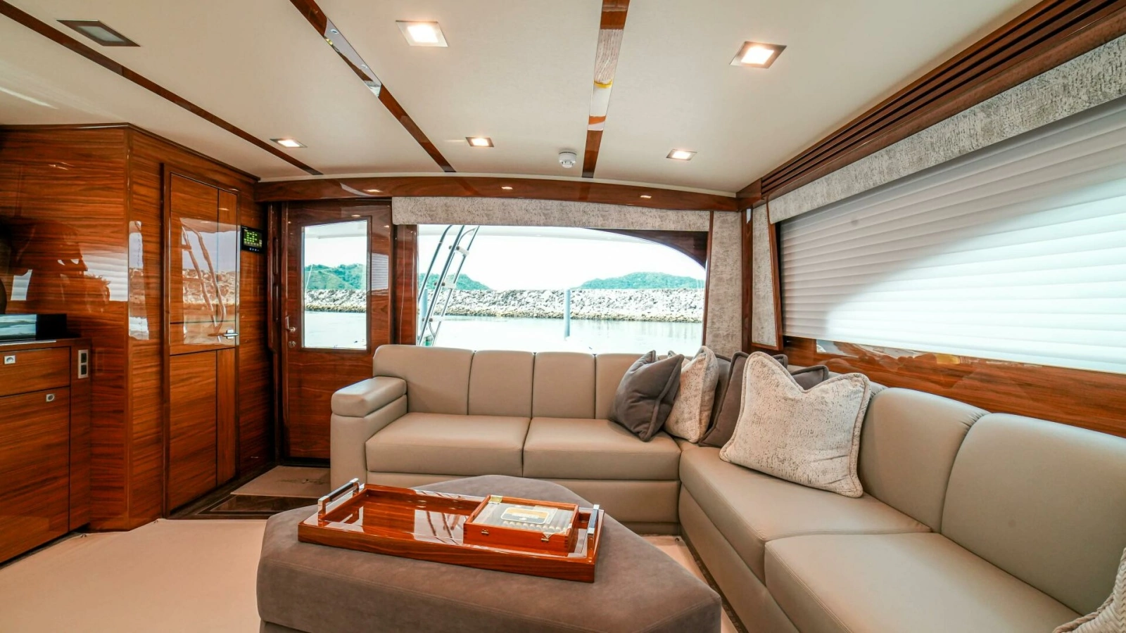 2023 Viking 73 Convertible "Free Spool" - Salon